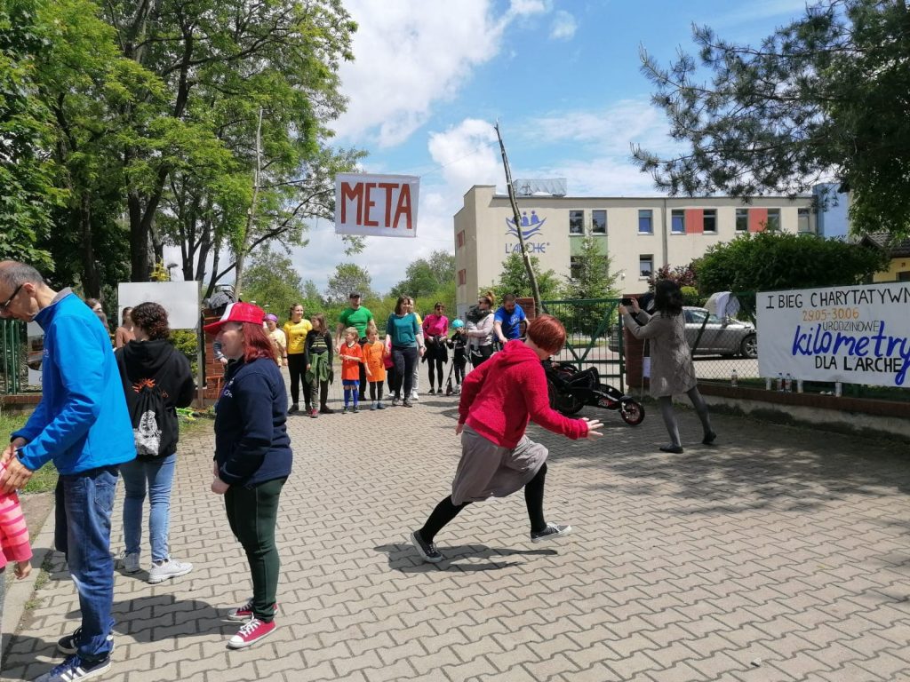 Uczestnicy na starcie czekają na rozpoczęcie biegu