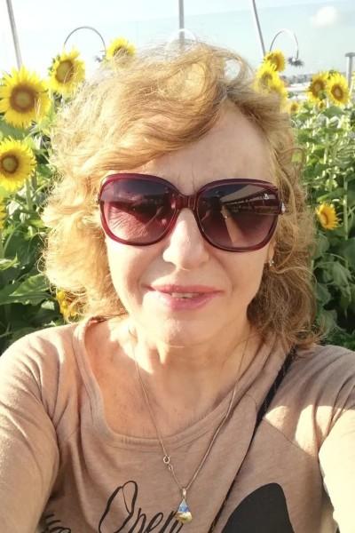 Prof. Ewa_Górczyńska_400x600 kobieta ze słonecznikami