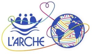 logo L'Arche (trzy osoby w łodzi a [pod nimi napis L'Arche) Obok świat w kształcie kuli-kłębka. Nić owija logo i tworzy na górze obrazka pętelkę w kształcie serca.