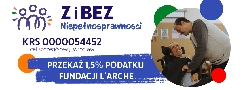Zdjęcie przedstawia dwóch mężczyzn w ciepłej i radosnej interakcji. Jeden z nich, mężczyzna o szczupłej twarzy i krótkich, ciemnych włosach, siedzi na wózku inwalidzkim. Ma na sobie czarną bluzę i szeroko się uśmiecha, patrząc na drugiego mężczyznę. Drugi mężczyzna, stojący obok, pochyla się w jego stronę z serdecznym uśmiechem. Ma krótkie, ciemne włosy i nosi szaro-białą bluzę z długim rękawem. Ich dłonie są blisko siebie, co sugeruje bliskość i troskę. Tło to tablica korkowa z przypiętymi kolorowymi zdjęciami i rysunkami, co sugeruje domową lub ośrodkową atmosferę. Na zdjęciu znajduje się tekst w języku polskim: "Przekaż nam 1,5% podatku", napisany białą czcionką, z wyróżnionym na pomarańczowo numerem KRS: 0000054452. Poniżej widnieje informacja o celu szczegółowym: "Wrocław", również podkreślona pomarańczowym kolorem. Przekaz zdjęcia jest pozytywny – przedstawia przyjaźń i wsparcie dla osób z niepełnosprawnością, jednocześnie zachęcając do przekazania 1,5% podatku na rzecz organizacji pomagającej takim osobom.